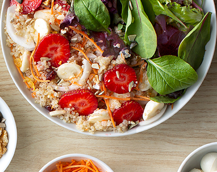 Salada de quinoa e morangos
